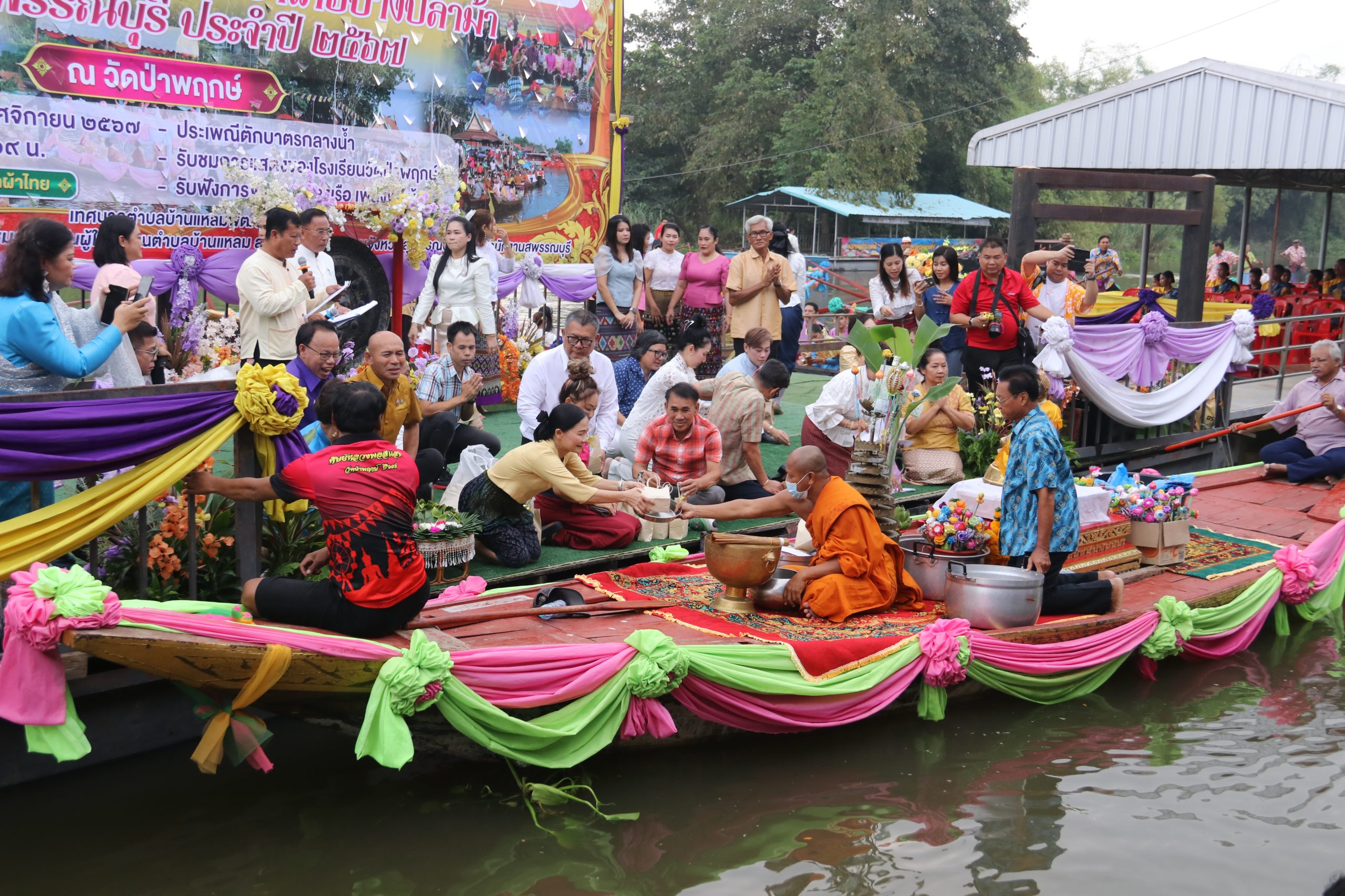 สุพรรณบุรี-งานประเพณีตักบาตรกลางน้ำคึกคัก..!!