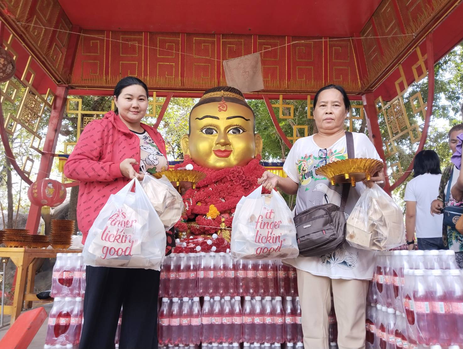 ปทุมธานี-สาวใต้ถวายไก่ KFC 99 ชุด แก้บนกุมารทอง”เจ้าสัวเฮง”พร้อมส่องเลขอ่างน้ำมนต์ก่อนลอยกระทง