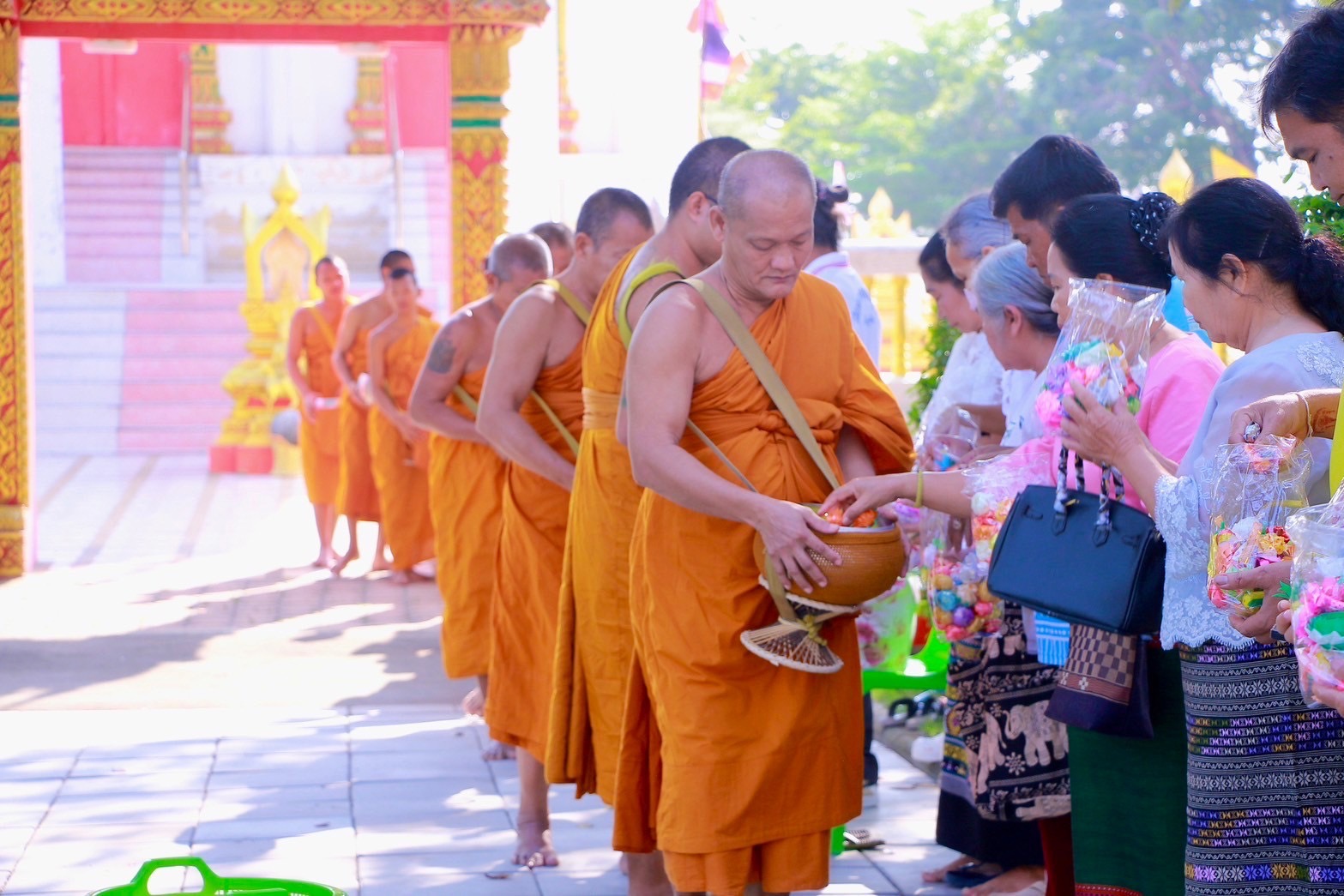 สุพรรณบุรี-ตักบาตรเหรียญโปรยทาน 1 ปี 1 วัด 1 ครั้ง ร้อยล้านดวงใจ