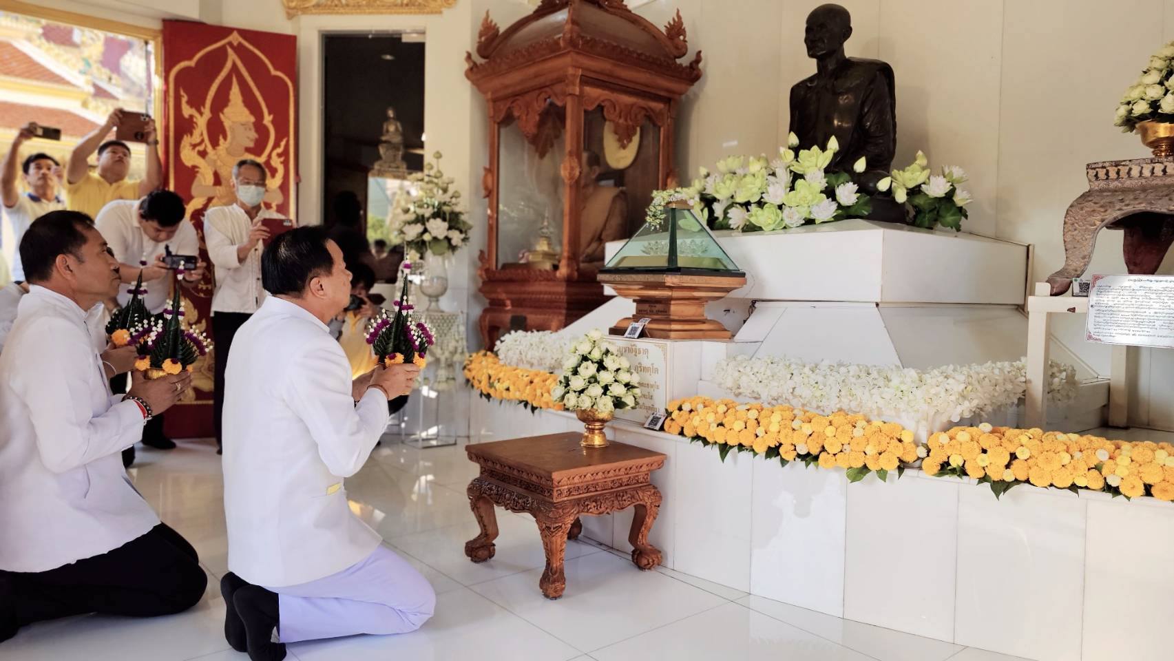 อุบลราชธานี-ทำบุญตักบาตร น้อมรำลึกครบรอบ 75 ปี มรณกาล “หลวงปู่มั่น ภูริทัตโต”