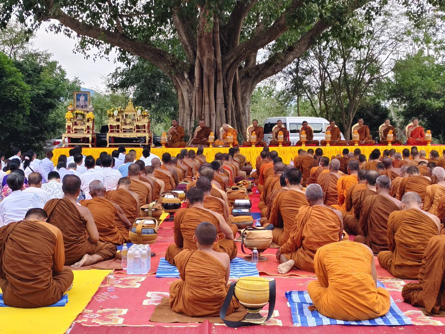 ประจวบคีรีขันธ์-ถวายภัตตาหารเพลแด่พระภิกษุสงฆ์ 500 รูป