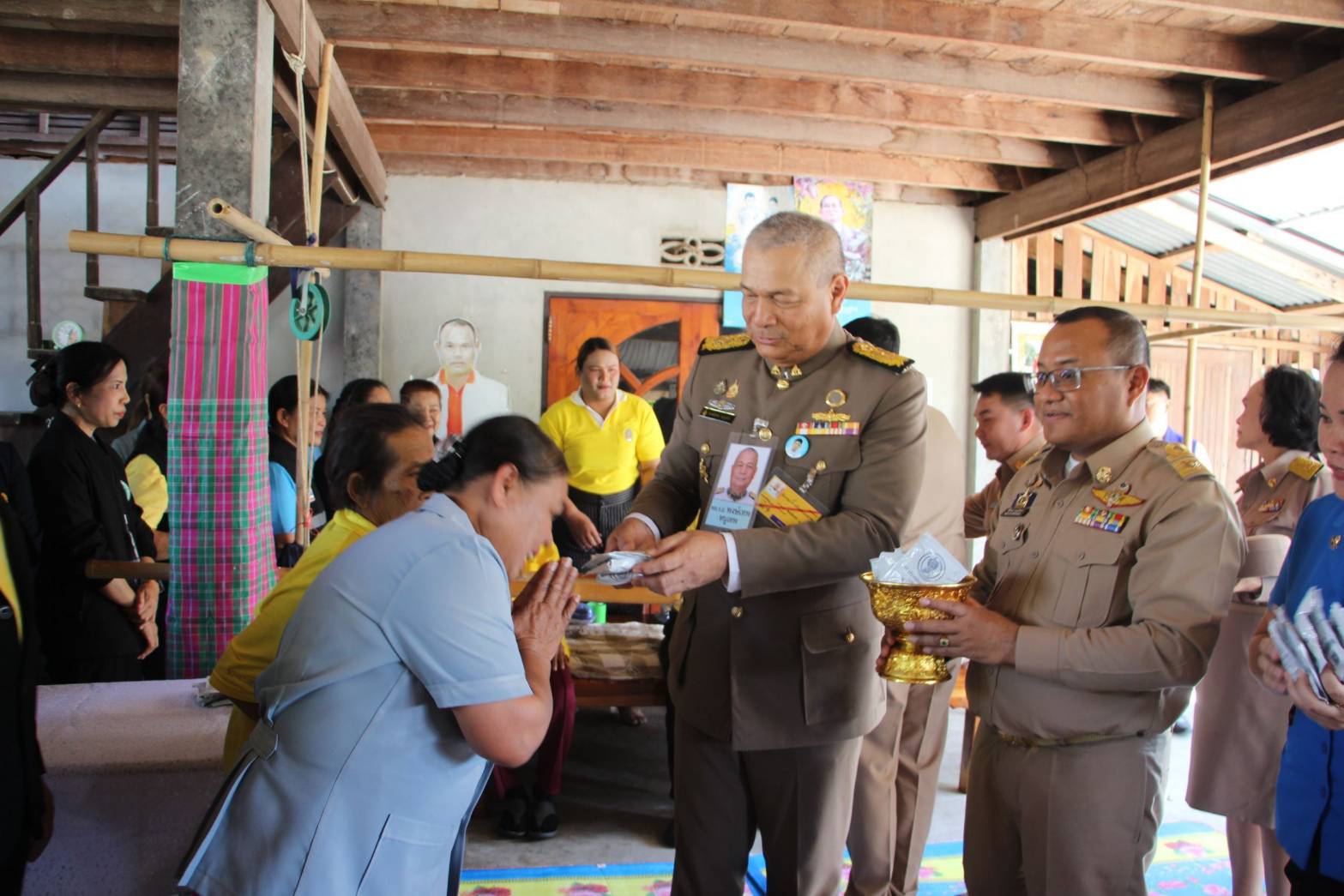 ร้อยเอ็ด-องคมนตรี เชิญสิ่งของพระราชทาน มอบแก่ผู้ประสบภัยหนาว