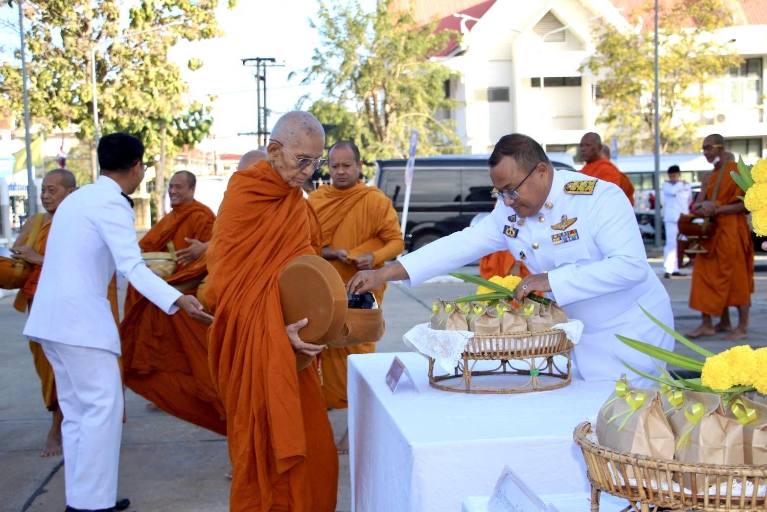 ร้อยเอ็ด-จัดพิธีทำบุญตักบาตรและวางพานพุ่ม เนื่องในวันสมเด็จพระเจ้าตากสินมหาราช