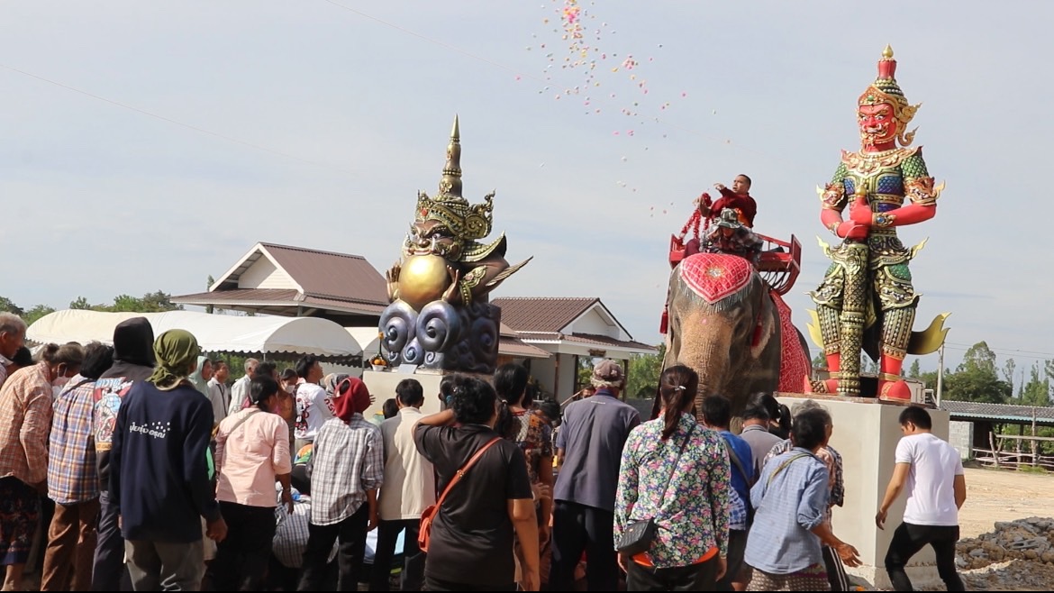 สุพรรณบุรี-พระอาทิตย์ทรงกลด..ส่องเลขเด็ดพิธีไหว้ครูเบิกเนตร