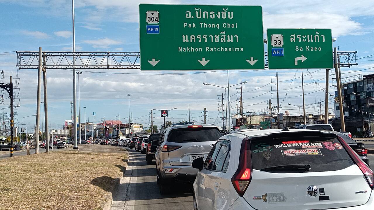 ปราจีนบุรี-วันหยุด ถนน304 การจราจรติดขัดหนาแน่นทั้งวัน ตำรวจจับแจกหมวกกันน็อค-แจกน้ำดื่ม