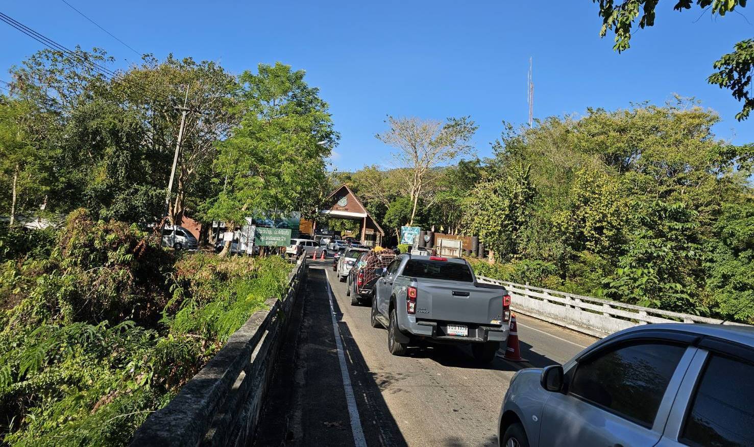 ปราจีนบุรี-นทท.แห่ขึ้นเขาใหญ่เลี่ยงถนนสายหลักกลับอิสาน การจราจรติดขัดยาวกว่า 14 กม.