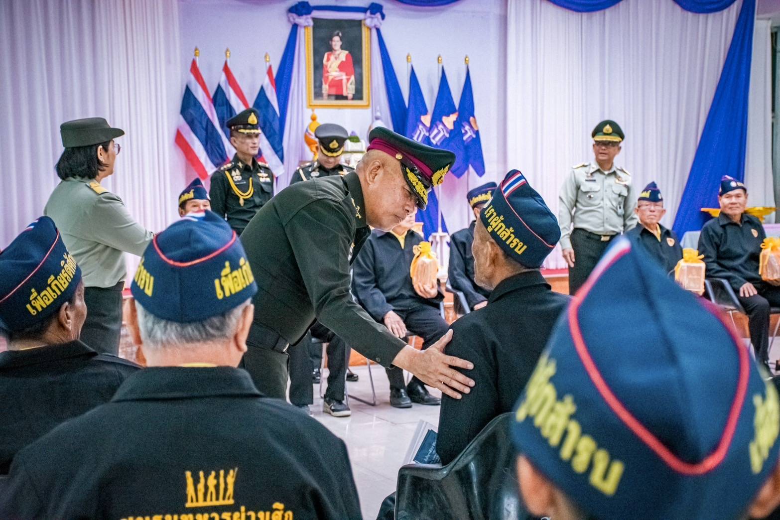 ร้อยเอ็ด-มทบ.27 จัดพิธีรับมอบเมล็ดพันธุ์ผักพระราชทานแก่สมาชิกเครือข่ายทหารผ่านศึก