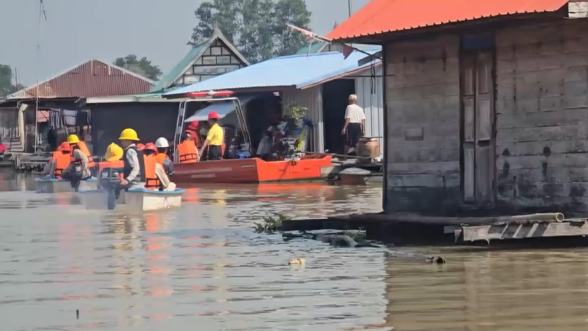 อุทัยธานี-การไฟฟ้าฯตรวจปรับปรุง​ซ่อมแซม​ระบบไฟฟ้าเรือนแพสะแกกรัง