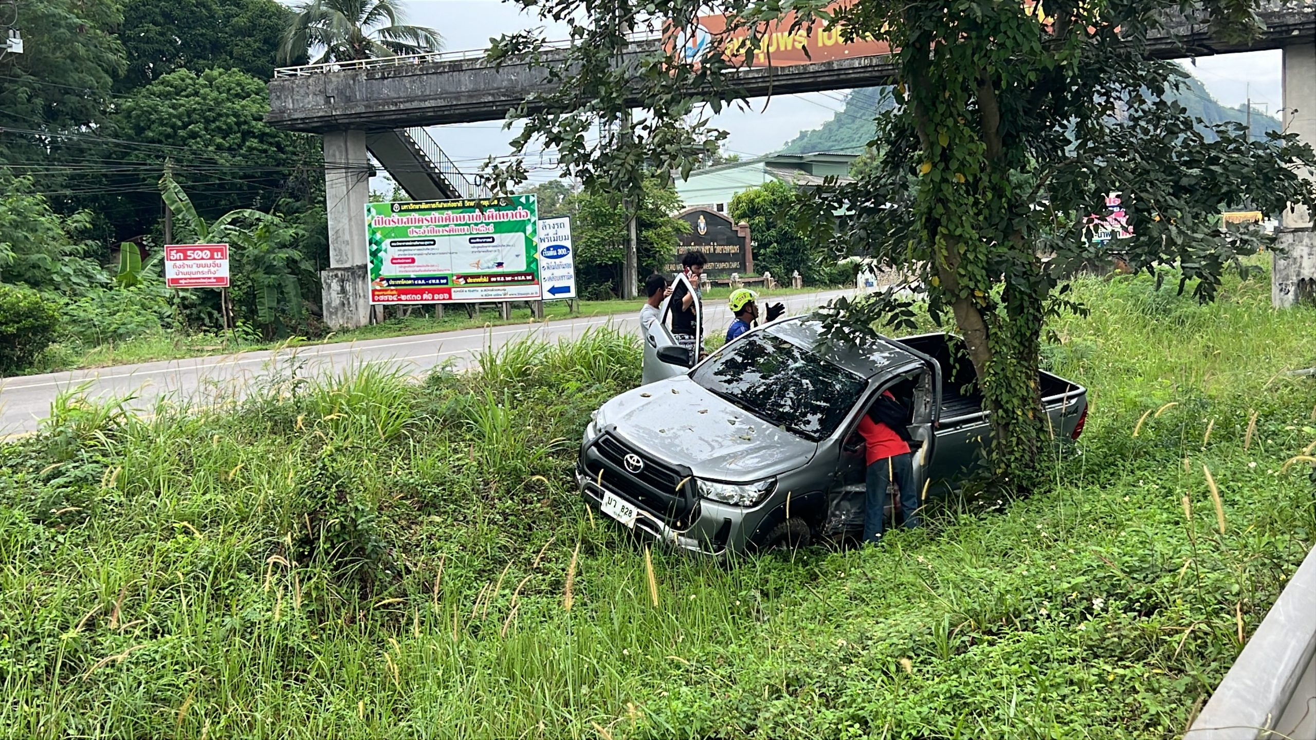 ชุมพร-ฝนฟ้าคึกคะนองรถกระบะเสียหลักลงล่องกลางถนนติดภายในเจ็บสาหัส 2 ราย