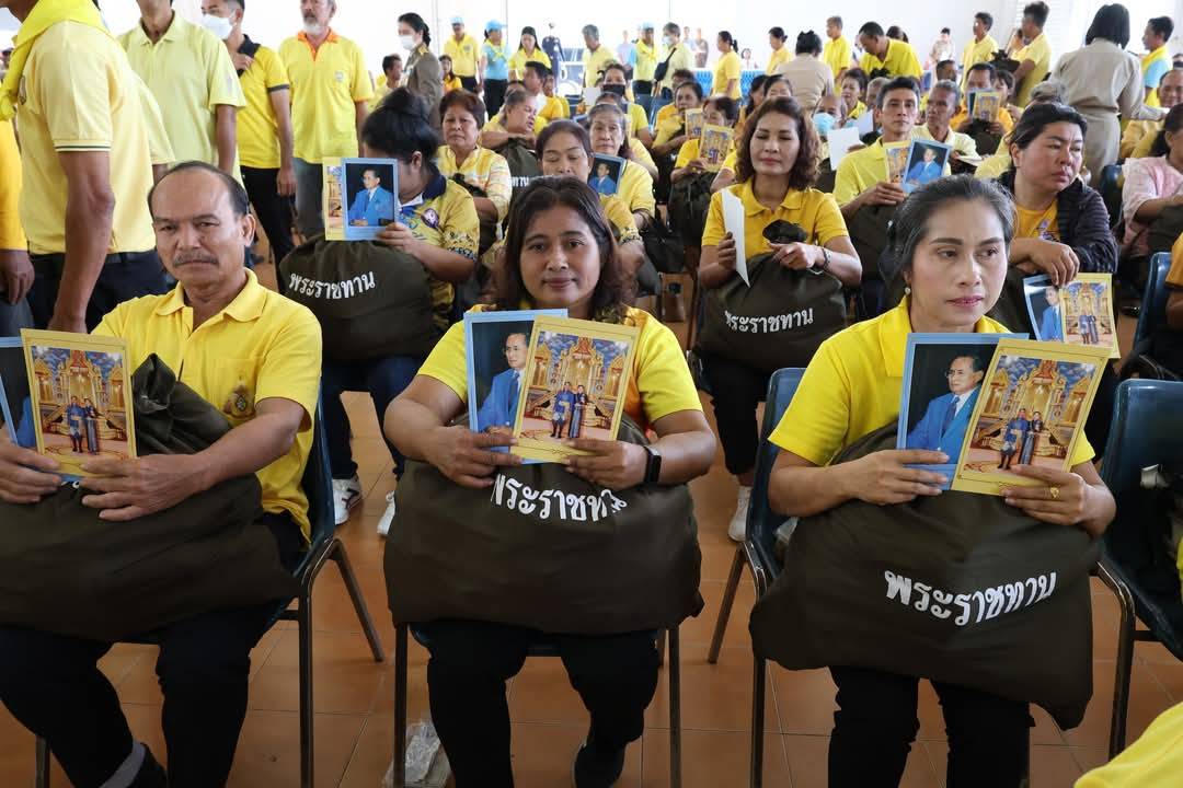 ชุมพร-องคมนตรีเชิญถุงพระราชทาน เครื่องอุปโภคบริโภค มอบแก่ราษฎรที่ประสบอุทกภัย