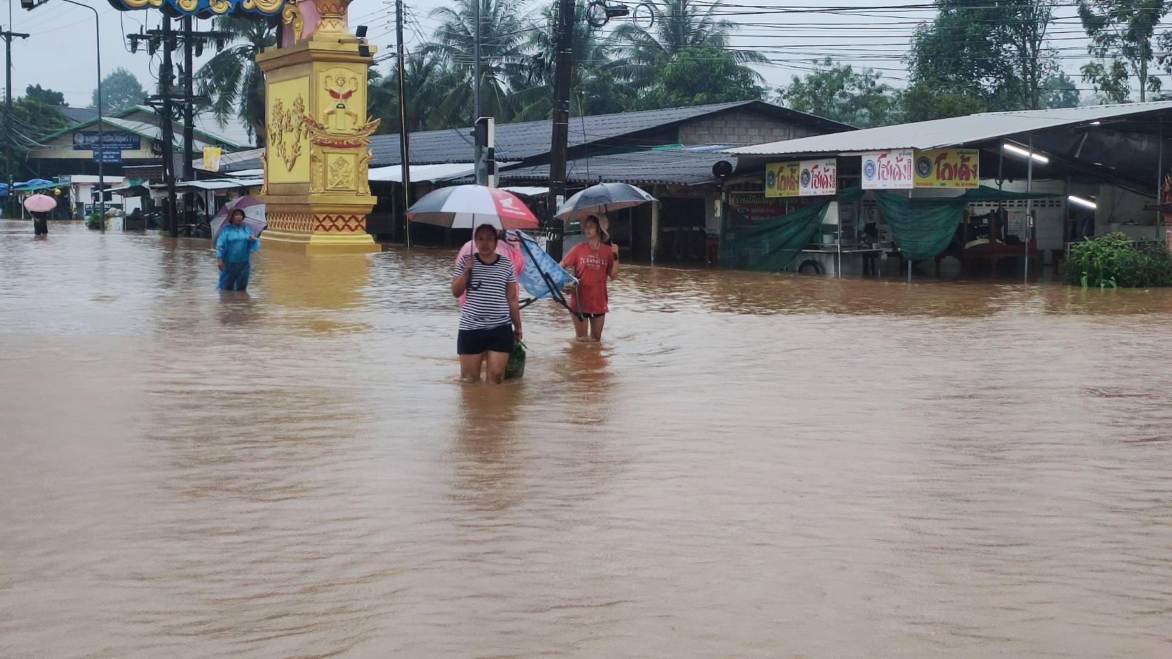 ชุมพร-ฝนตกหนักติดต่อกันสองวันมีปริมาณน้ำท่วมขังถนนสายเอเซีย