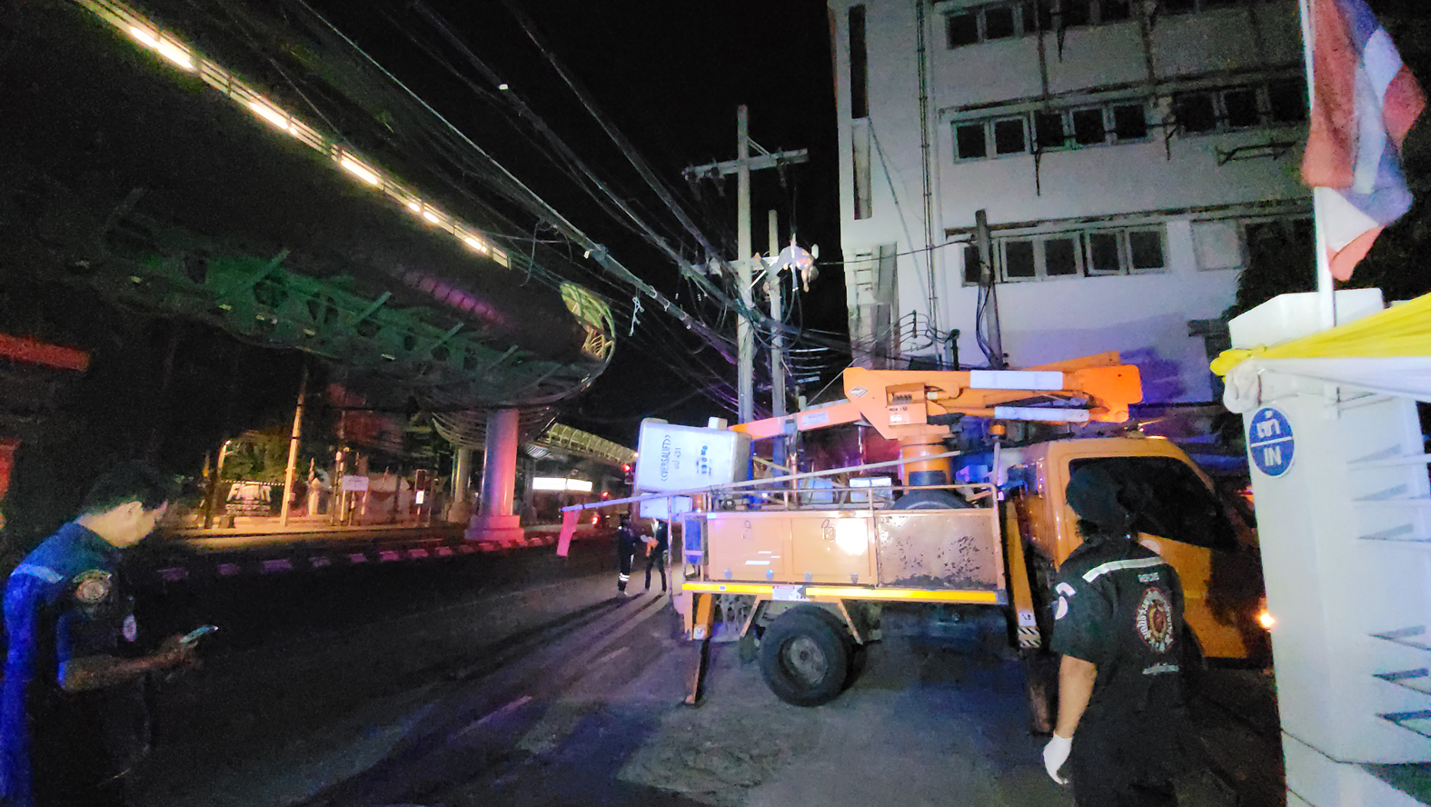 สมุทรปราการ-หนุ่มวัย 30 ปีนตัดสายไฟห่างโรงพักเพียง 200 เมตร ถูกไฟช็อตเจ็บสาหัด ร่างห้อยโตงเตง