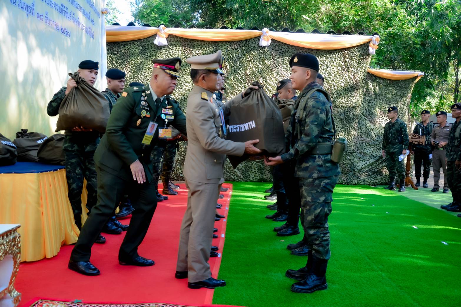 ประจวบคีรีขันธ์-ในหลวง ร.10 พระราชทานสิ่งของสร้างขวัญกำลังใจให้แก่เจ้าหน้าที่ปฏิบัติงานชายแดน