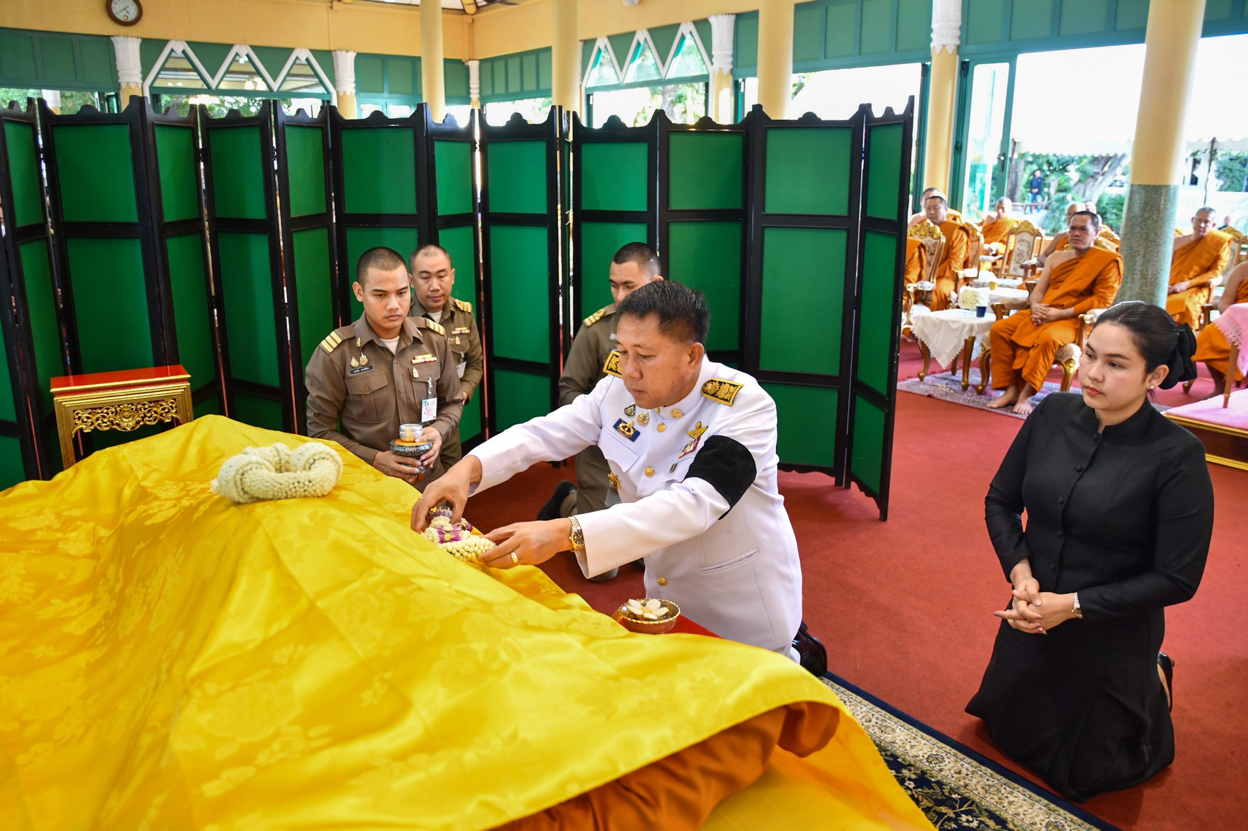 ชลบุรี-ผู้ว่าฯร่วมพิธีพระราชทานน้ำหลวงสรงศพ อดีตเจ้าอาวาสวัดเขาบางทราย