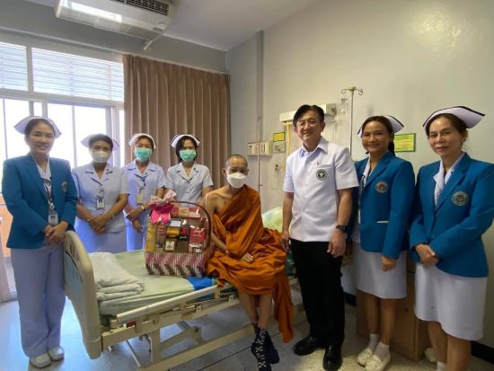 นครปฐม-คณะแพทย์ฯเข้าเยี่ยม”พระสมคิด”ผู้สื่อข่าว”อินทรีสยาม”