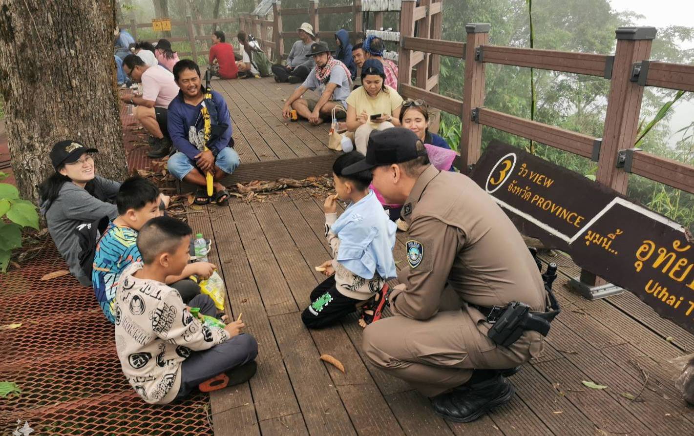 สุพรรณบุรี-โซเชียลชื่นชมตำรวจมอบขนมยาดมน้ำดื่มบริการนักท่องเที่ยวยอดเขาเทวดา