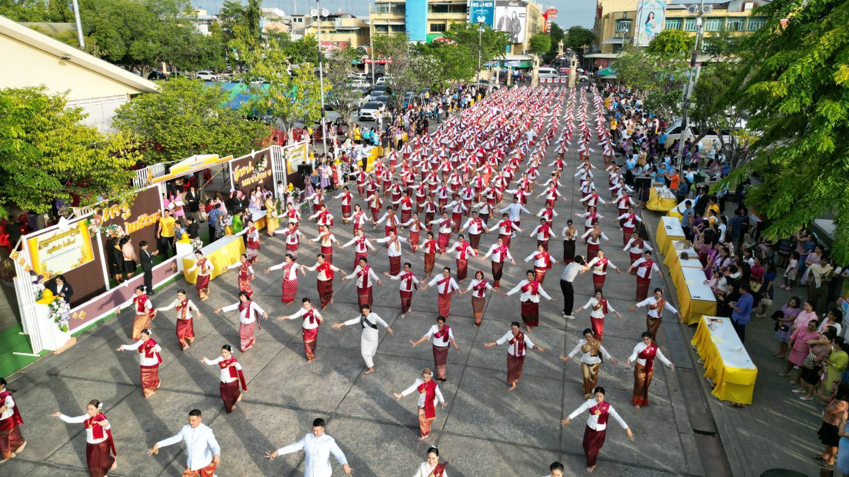 นครปฐม-“ครูรวมพลัง 350 คน รำถวายองค์พระปฐมเจดีย์” ในชุดพื้นถิ่น