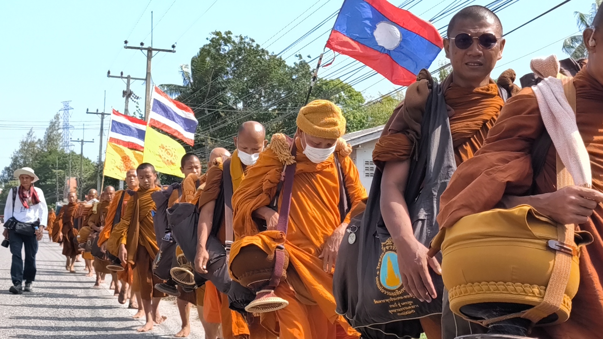 ประจวบคีรีขันธ์-พระสงฆ์ 4 สัญชาติจาริกธุดงค์ธรรมยาตราเผยแผ่ธรรมเฉลิมพระเกียรติในหลวงฯ