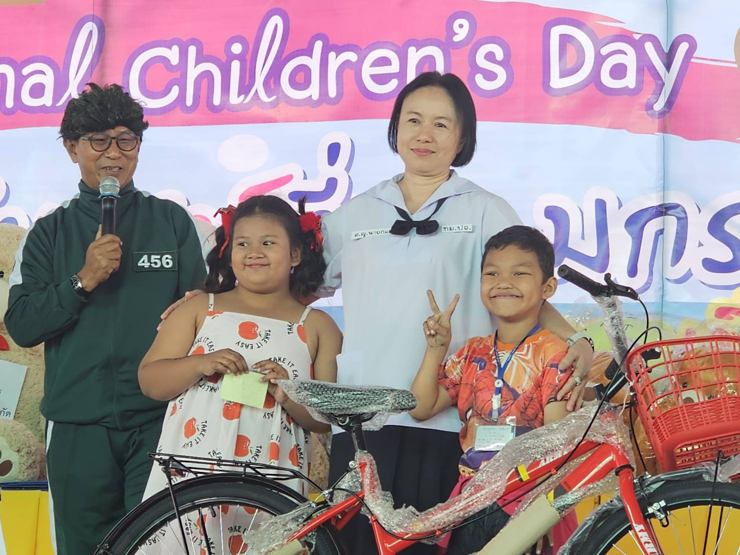 ปราจีนบุรี-วันเด็กเทศบาลเมืองฯจัดยิ่งใหญ่นำของขวัญรางวัลมอบให้เด็กทุกคน