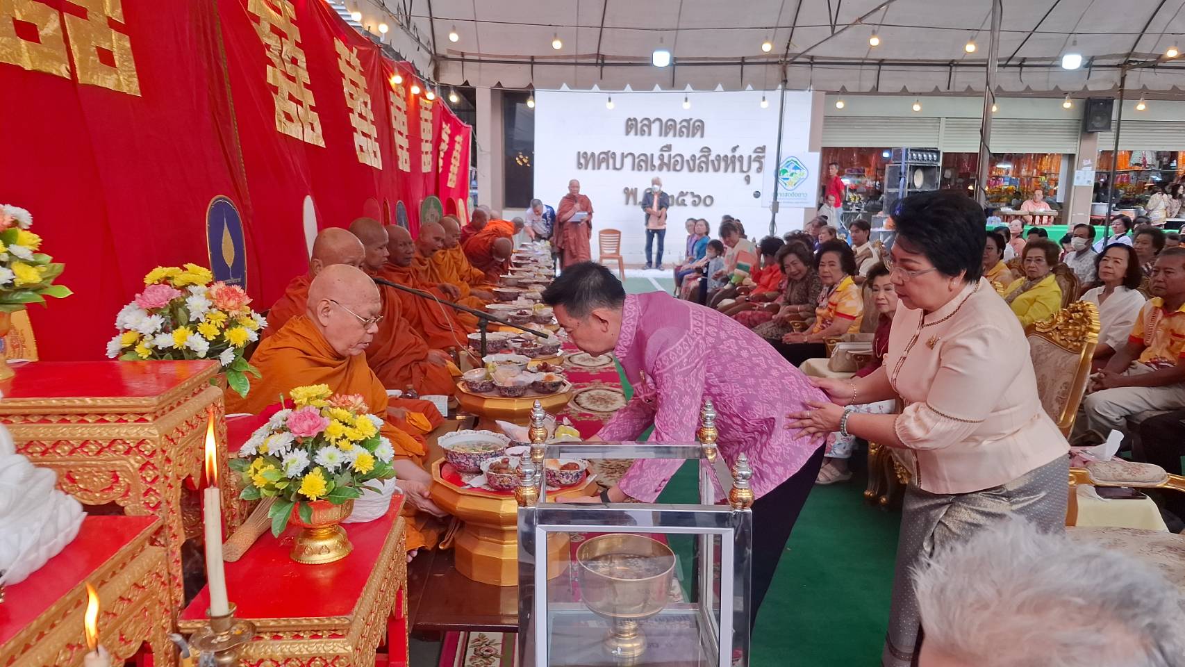 สิงห์บุรี-ชาวตลาดสดเทศบาลฯ ทำบุญปีใหม่ เพื่อเป็นสิริมงคล