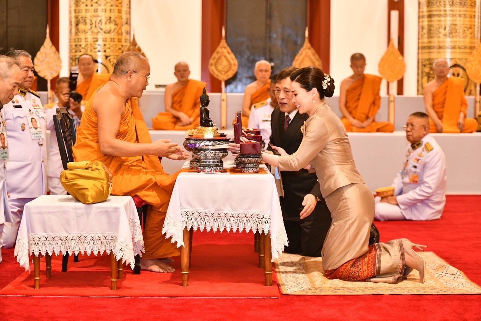 เชียงใหม่-ในหลวง-พระราชินี เสด็จฯ ไปทรงปฏิบัติพระราชกิจ ณ วัดพระสิงห์และวัดเจดีย์หลวง