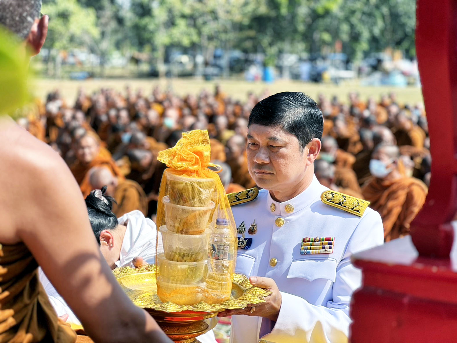 ประจวบคีรีขันธ์-รองผู้ว่าฯ นำชาวหัวหินร่วมถวายภัตตาหารพระราชทานแด่คณะสงฆ์โครงการจาริกธุดงค์ฯ