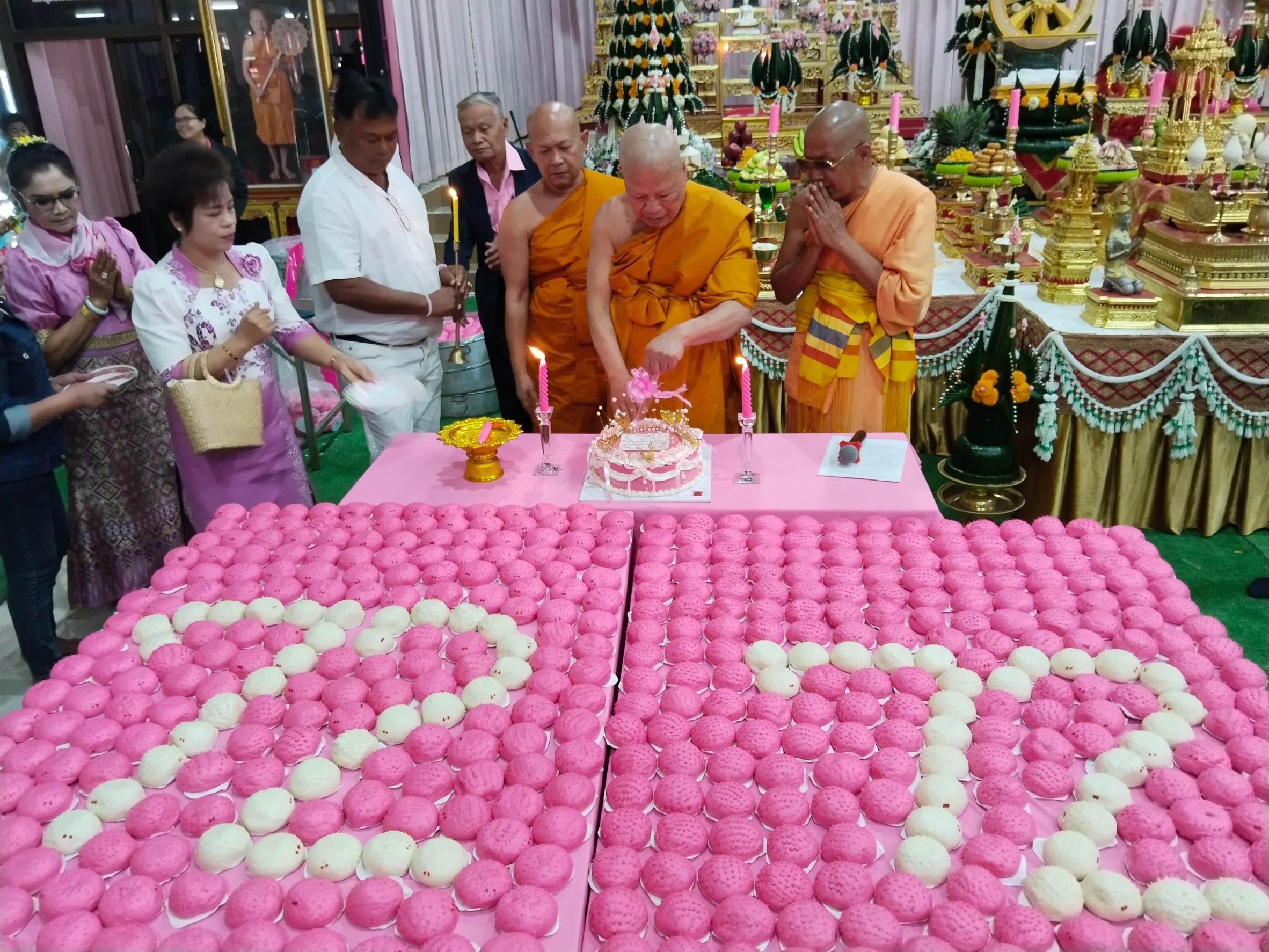 สุพรรณบุรี-แห่รับแจกซาลาเปามงคลสีชมพูงานอายุวัฒนมงคล”หลวงพ่อวิชัยใจดี”