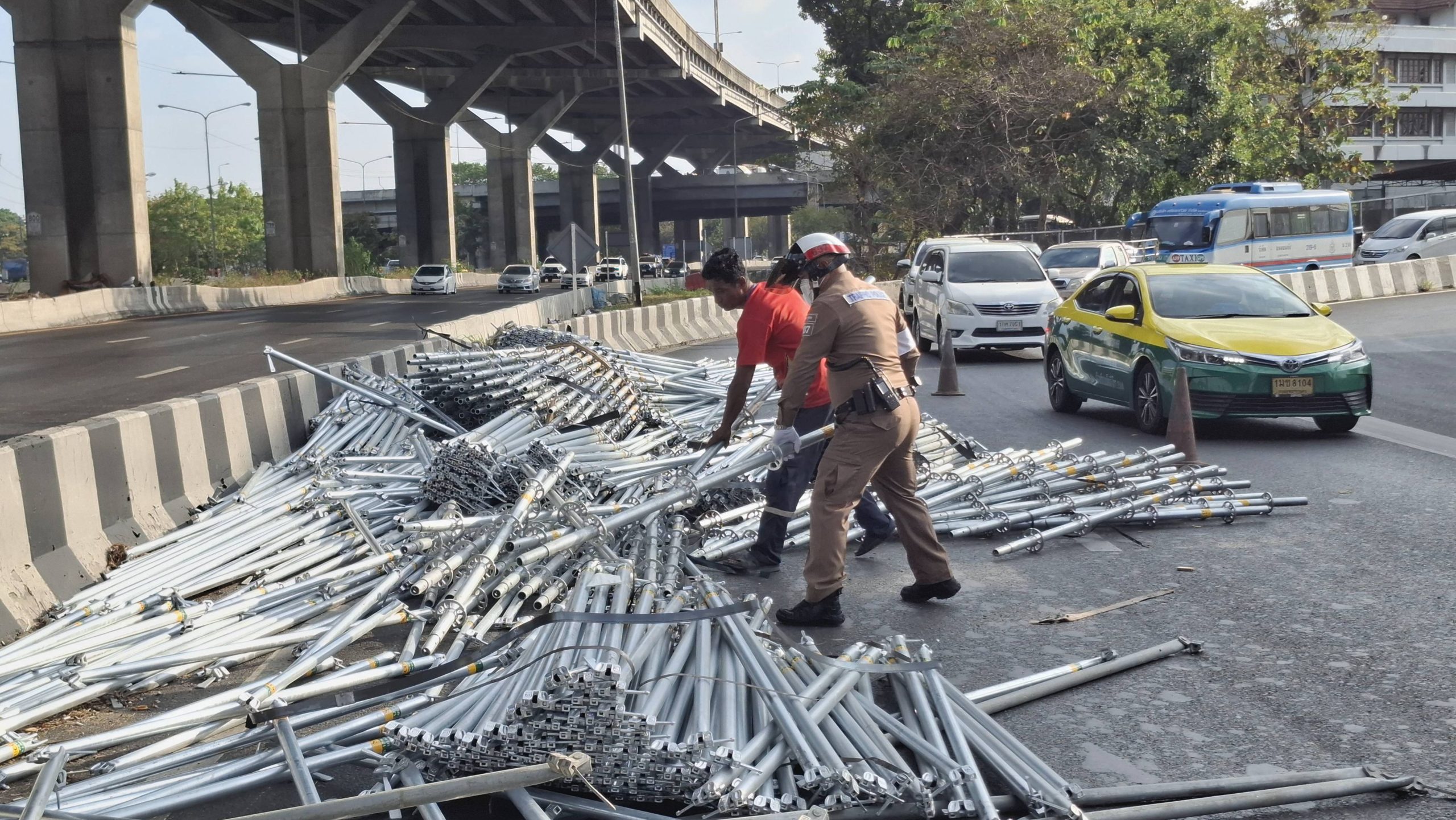 ปทุมธานี-รถบรรทุกเทรลเลอร์ 22 ล้อทำเหล็กนั่งร้านกว่า 20 ตันหล่นกีดขวางจราจร..!!