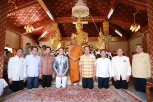 อุบลราชธานี-เจ้าประคุณสมเด็จพระมหาวีรวงศ์ และ มท.1 ร่วมงานพิธียกฉัตรถวายพระพุทธปฏิมา วัดเสนาวงศ์