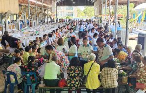สุพรรณบุรี-อบต.ต้นตาล แจกข้าวสารไข่น้ำมันพืชให้ผู้สูงอายุเทศกาลสงกรานต์