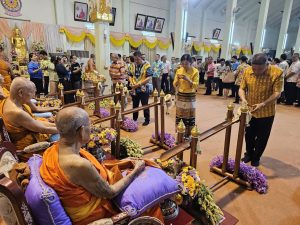 สุพรรณบุรี-ถวายน้ำสรงขอพรพระมหาเถระอายุยืน 4 รูป ผ่านรางไม้ไผ่