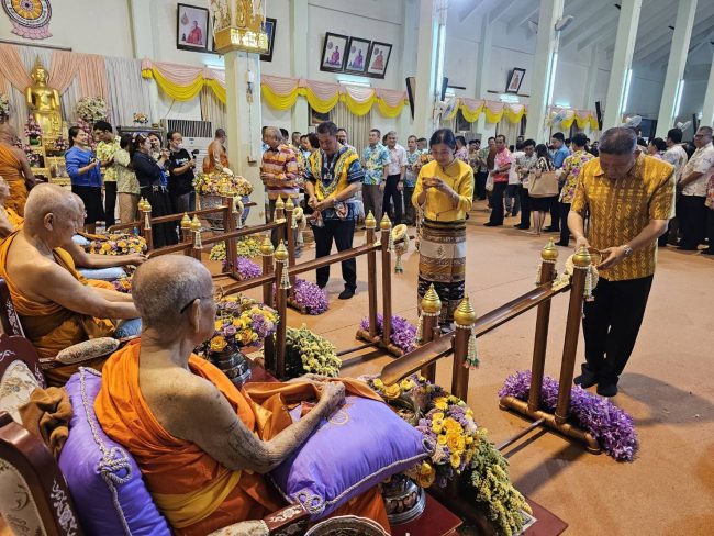 สุพรรณบุรี-ถวายน้ำสรงขอพรพระมหาเถระอายุยืน 4 รูป ผ่านรางไม้ไผ่