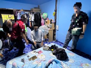 นครนายก-ตำรวจสืบจังหวัดฯ บุกจับบุหรี่ไฟฟ้าและผลิตพืชกระท่อมเป็นส่วนผสมจำหน่าย