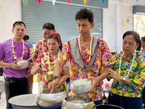 ชลบุรี-ทต.ตะเคียนเตี้ย ร่วมชาวบ้านหนองพลับ ทำบุญกลางบ้าน รดน้ำดำหัวผู้สูงอายุ ประเพณีวันสงกรานต์