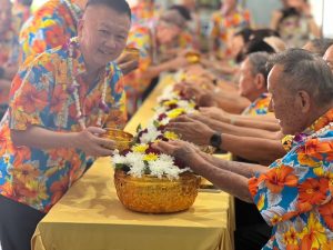 นครสวรรค์-มูลนิธิปากน้ำโพฯจัดพิธีรดน้ำขอพรผู้อาวุโสในเทศกาลสงกรานต์