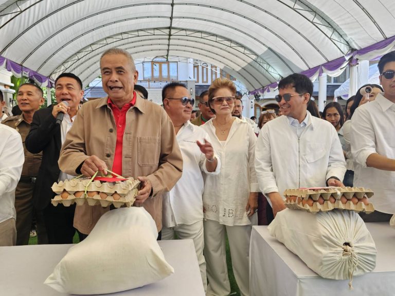 นครสวรรค์-นายกอบจ.ฯพร้อมทีมงาน ร่วมงานบุญ แจกชุดปันสุข ให้ประชาชนชาวอุทัยฯ