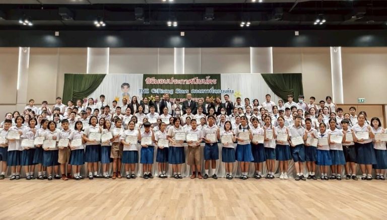 นครสวรรค์-นายก อบจ.ฯมอบประกาศนียบัตร พร้อมให้โอวาท แก่นักเรียนผู้สำเร็จการศึกษาชั้นประถมศึกษาปีที่ 6