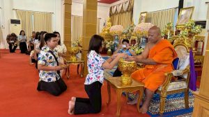 ร้อยเอ็ด-ศูนย์เมล็ดพันธุ์ข้าวฯเข้าร่วมโครงการสรงน้ำพระ 9 วัดและส่งมอบเมล็ดพันธุ์ข้าวฯ