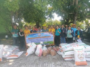 ร้อยเอ็ด-ศูนย์เมล็ดพันธุ์ข้าวฯร่วมมอบปัจจัยการผลิตข้าวของเกษตรกรผู้ประสบอุทกภัย