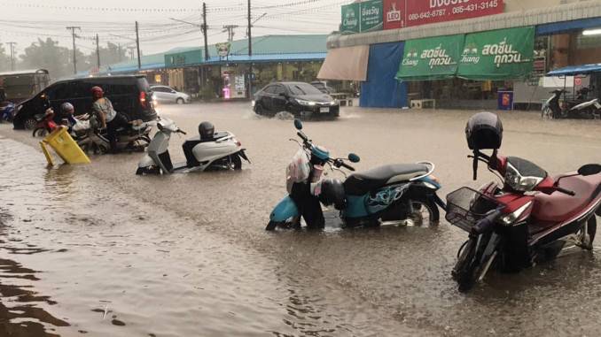 ปราจีนบุรี-ก่อนวันสงกรานต์พายุฝนถล่ม 30 นาทีน้ำท่วมในตลาดบ้านโคกอุดม..!!