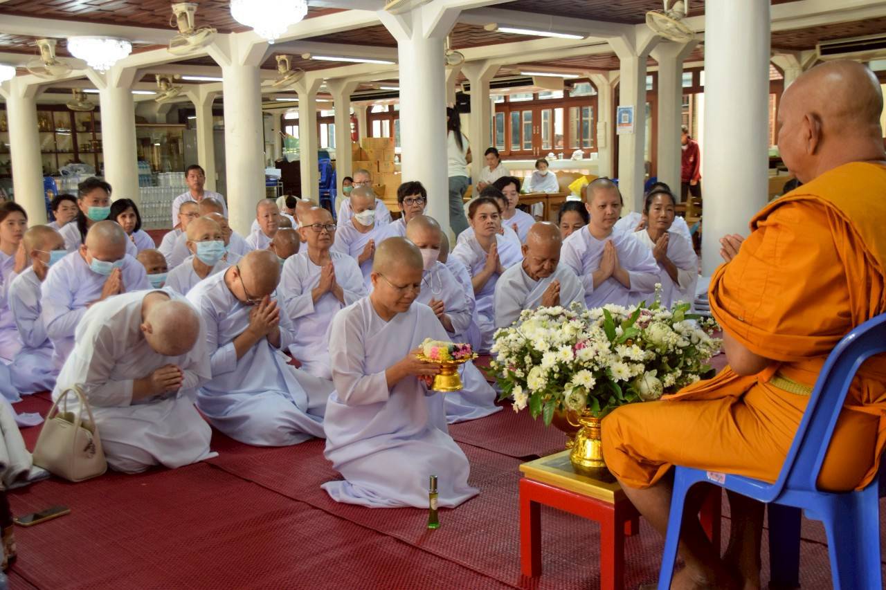 อยุธยา-ทำบุญตักบาตรและแสดงธรรมเทศนาเนื่องในวันสงกรานต์