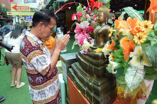 อยุธยา-สรงน้ำพระหลวงพ่อยิ้มเริ่มต้นสิ่งที่เป็นมงคลในวันปีใหม่ไทย