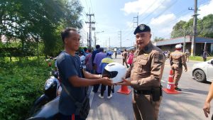 ประจวบคีรีขันธ์-สภบางสะพาน จับ แจก ไม่จับปรับ แจกหมวกกันน็อกแทนใบสั่ง
