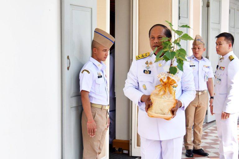 ประจวบคีรีขันธ์-ผู้ว่าฯ รับมอบ “พระศรีมหาโพธิทศมราชบพิตร” เพื่อเชิญไปปลูก ณ มณฑลปลูก