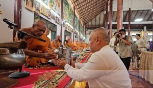 ปราจีนบุรี-สงกรานต์ผู้ว่าฯนำเข้าวัด หิ้วปิ่นโตแต่งผ้าไทย