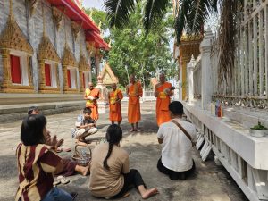 ปราจีนบุรี-ทำบุญสงกรานต์วันสุดท้าย..ร่วมบังสกุลร่วมบวชพระเจดีย์ทรายก่อนกลับที่ทำงาน