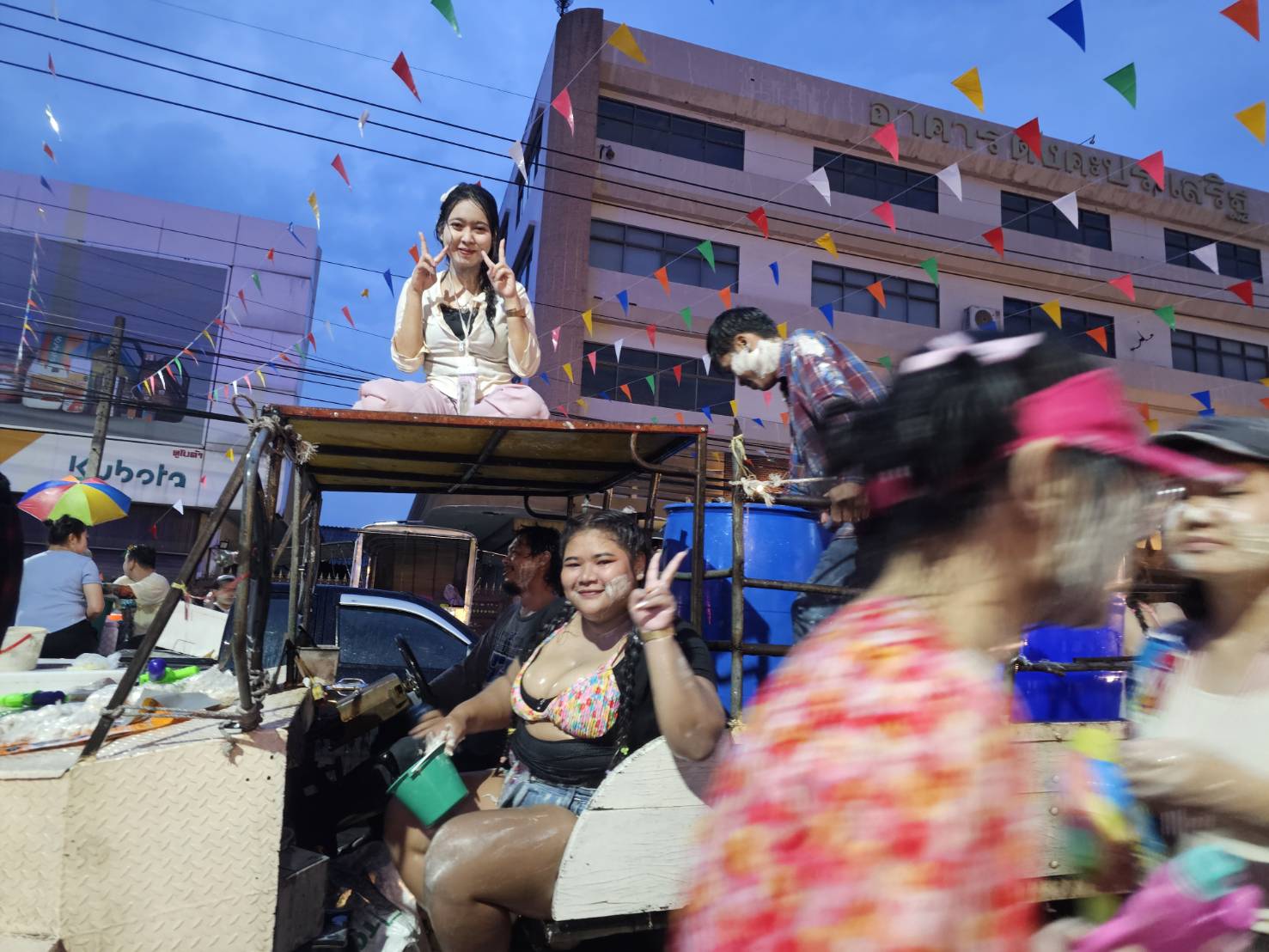 ปราจีนบุรี-คนนับ 10,000 แห่ส่งท้ายสงกรานต์แน่นยาวกว่า 3 กม.“สงกรานต์บ้านฉัน สุขสันต์ปราจีนบุรี 2568”