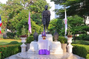 สิงห์บุรี-ร่วมวางพานพุ่มดอกไม้ถวายราชสักการะพระราชานุสาวรีย์สมเด็จพระศรีพัชรินทราบรมราชินีนาถ