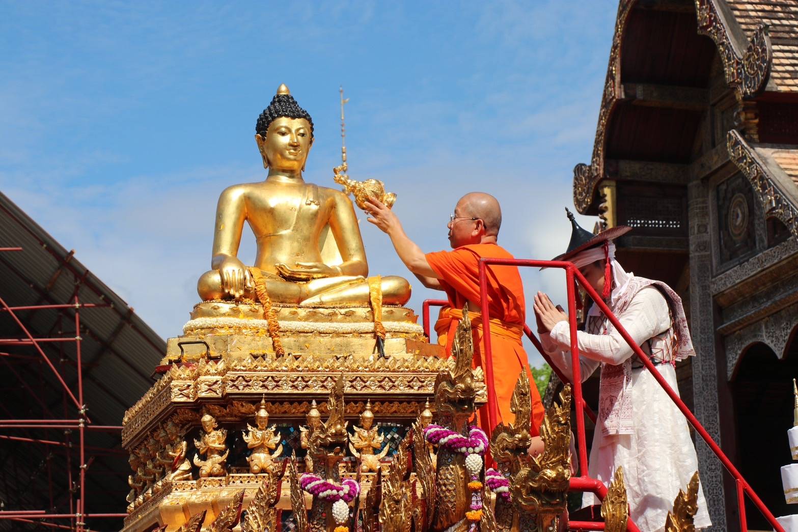 เชียงใหม่-ประชาชนและนักท่องเที่ยว ร่วมสรงน้ำพระพุทธรูปสำคัญของจังหวัดฯ
