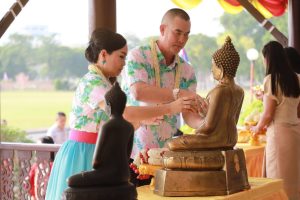 ลพบุรี-ทหารนักรบพิเศษทำบุญตักบาตรสรงน้ำพระเทศกาลสงกรานต์